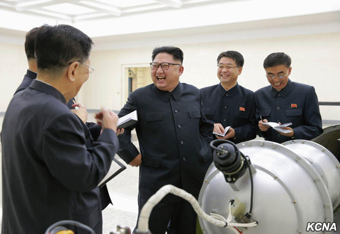 Kim Jong Un langa o presupusa bomba cu hidrogen, Foto: KCNA