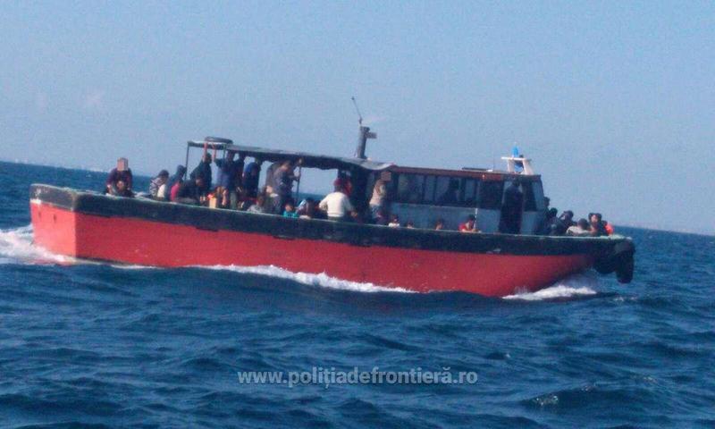 Pescador cu migranti, interceptat in Marea Neagra, Foto: Politia de Frontiera