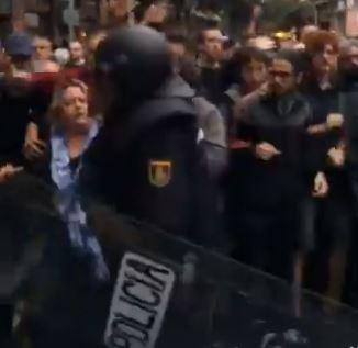 Politia spaniola intervenind dur la o scoala din Barcelona, Foto: Captura Facebook