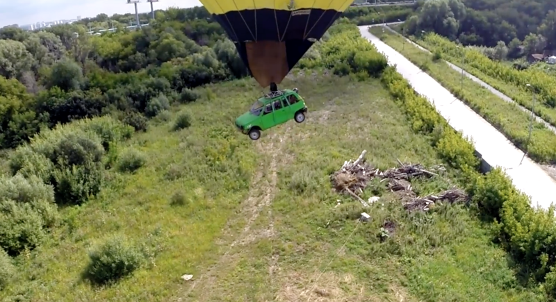 Masina zburand cu balonul in Novosibirsk, Foto: Captura YouTube
