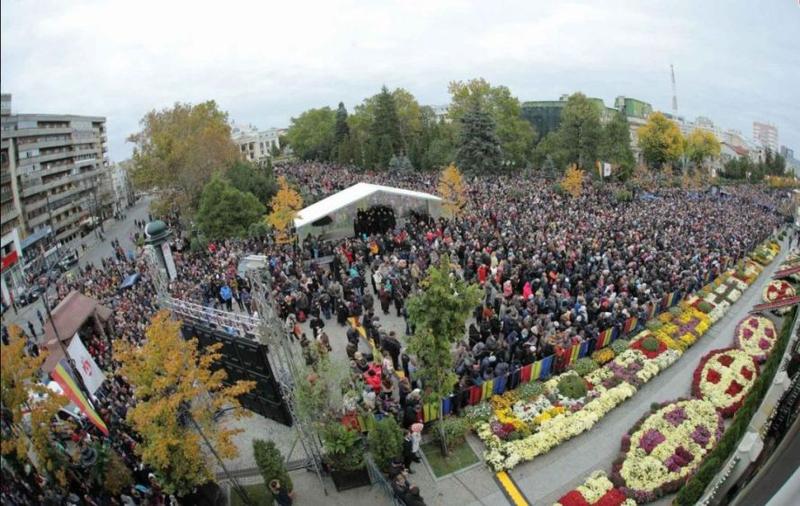 Mii de pelerini la hramul Sfintei Parascheva (arhiva), Foto: Basilica.ro (Oana Nechifor/Doxologia Media)