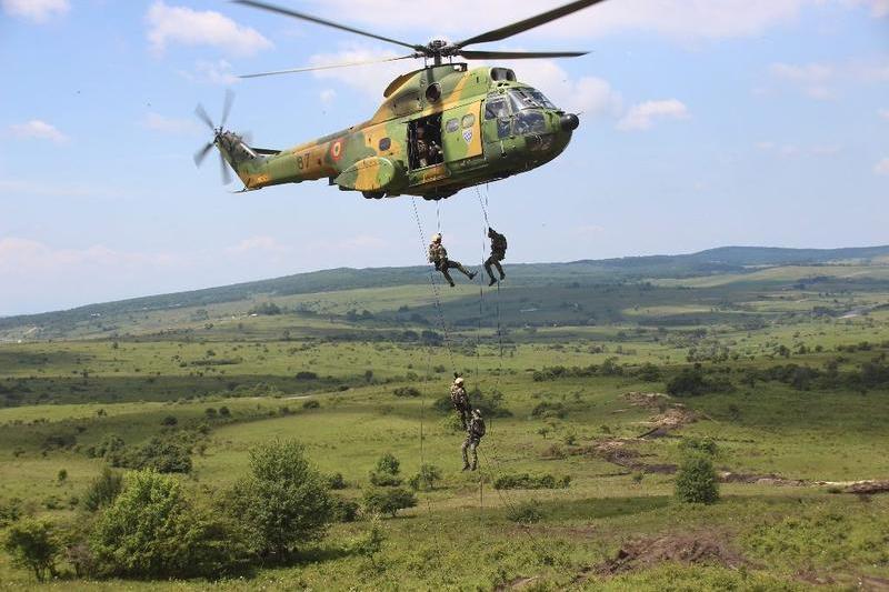 Militari ai Fortelor pentru operatii speciale, coborand dintr-un elicopter IAR 330 Puma, Foto: Fortele Terestre Romane