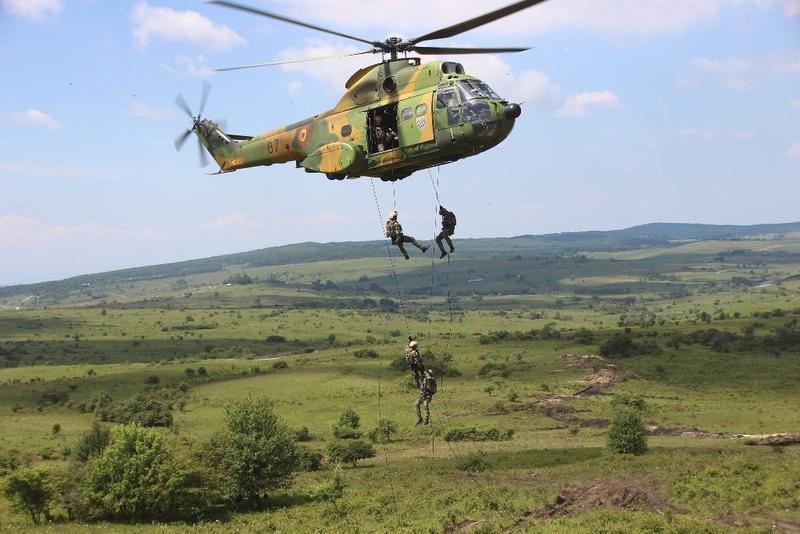 Militari ai Fortelor pentru operatii speciale, coborand dintr-un elicopter IAR 330 Puma, Foto: Fortele Terestre Romane