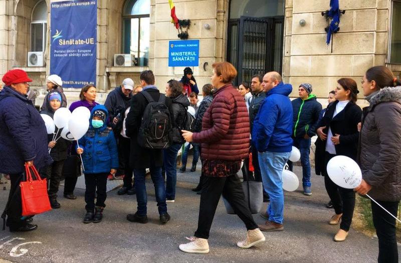 Parintii si copii in fata Ministerului Sanatatii, Foto: TVR