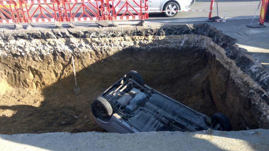 Matiz cazut intr-o groapa sapata pe un bulevard din Constanta, Foto: News.ro