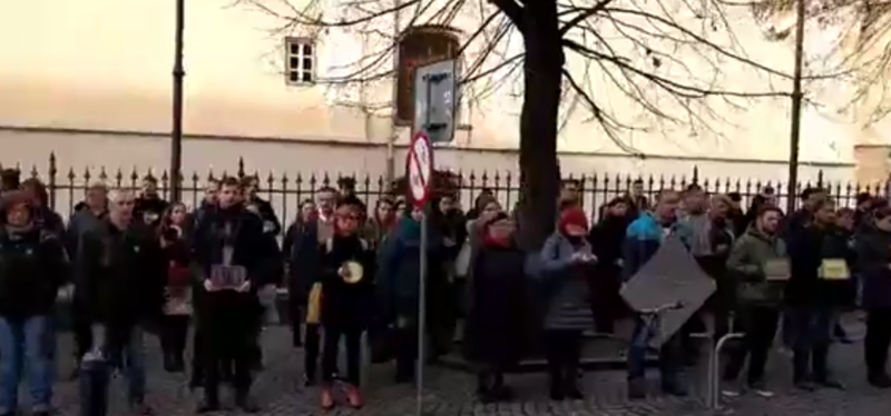 Flshmob cu oglinzi in fata PSD Sibiu, Foto: Va vedem Sibiu Facebook