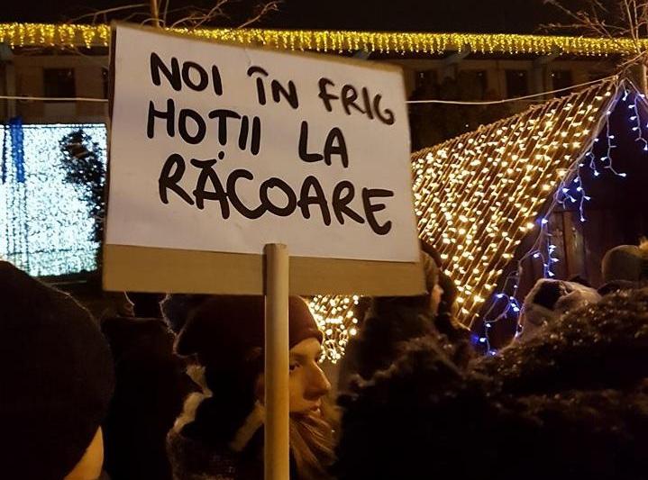Pancarta la protest: Noi in frig, hotii la racoare!, Foto: Facebook / Radu Popescu