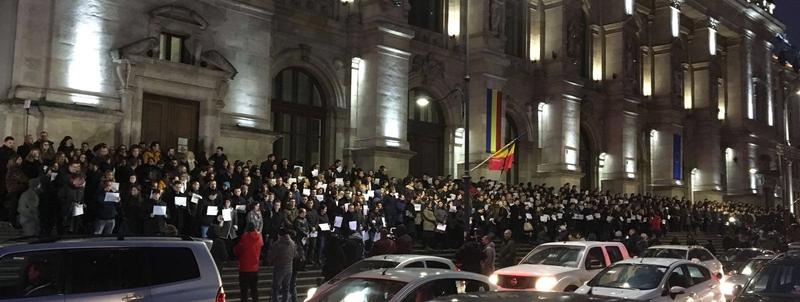 Sute de magistrati protesteaza pe treptele Palatului de Justitie din Bucuresti, Foto: Facebook / Ionel Stoica