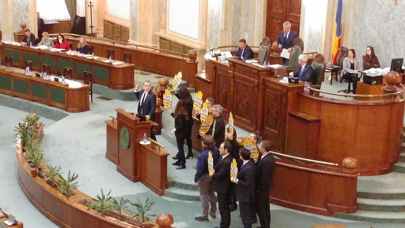 Senatorii USR protesteaza si intrerup sedinta de plen, Foto: Hotnews