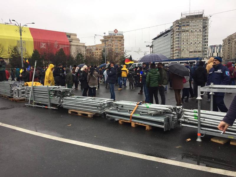 Schelele demontate de manifestanti, Foto: Hotnews