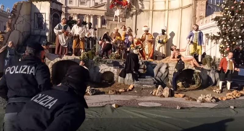 Activista Femen incercand sa fure bebelusul Iisus dintr-un grup statuar, Foto: Captura YouTube