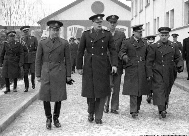 Regele Mihai in vizita la Regimentul de Garda calare 1944, Foto: AGERPRES