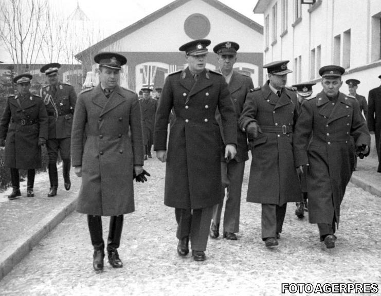 Regele Mihai in vizita la Regimentul de Garda calare 1944, Foto: AGERPRES