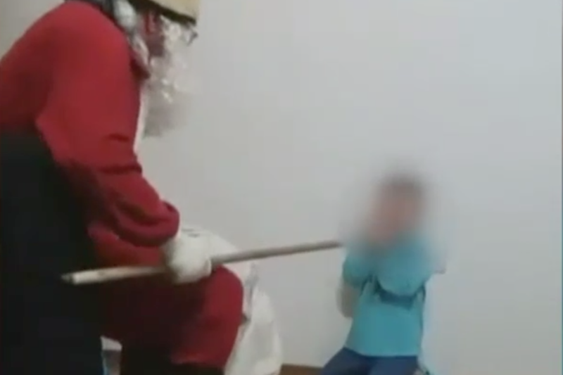 Copil terorizat de "Mos Nicolae", Foto: Captura Digi 24