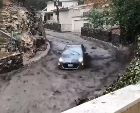 Masina prinsa de valul de noroi si bolovani, in California, Foto: Captura YouTube