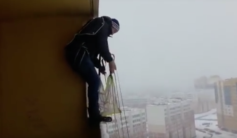 Rus sarind cu parasuta de la balcon, Foto: Captura YouTube