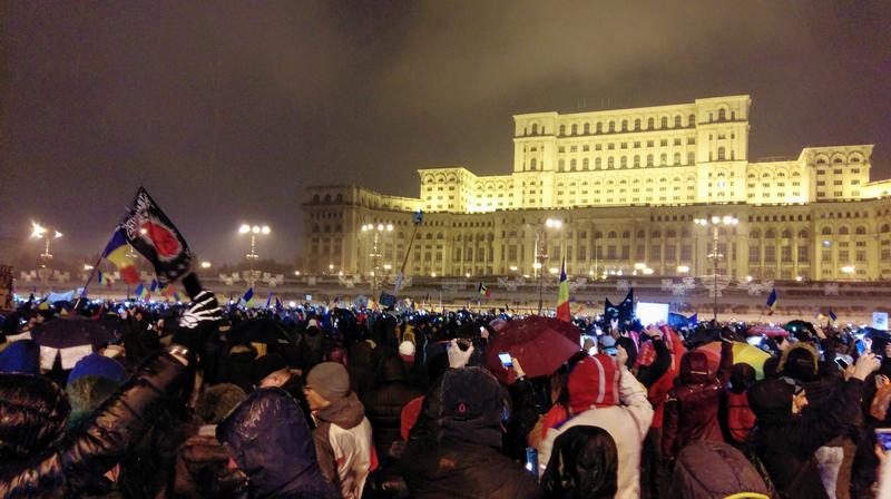 Multimea de protestatari in fata Parlamentului, Foto: Hotnews