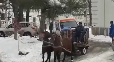 Ambulanta, scoasa din nameti de o caruta, Foto: Captura Digi 24