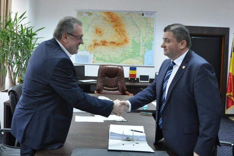 Danut Andrusca (dreapta), la preluarea mandatului, Foto: Ministerul Economiei