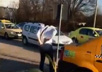 Taximetrist inarmat cu un pistol, Foto: Captura Digi 24