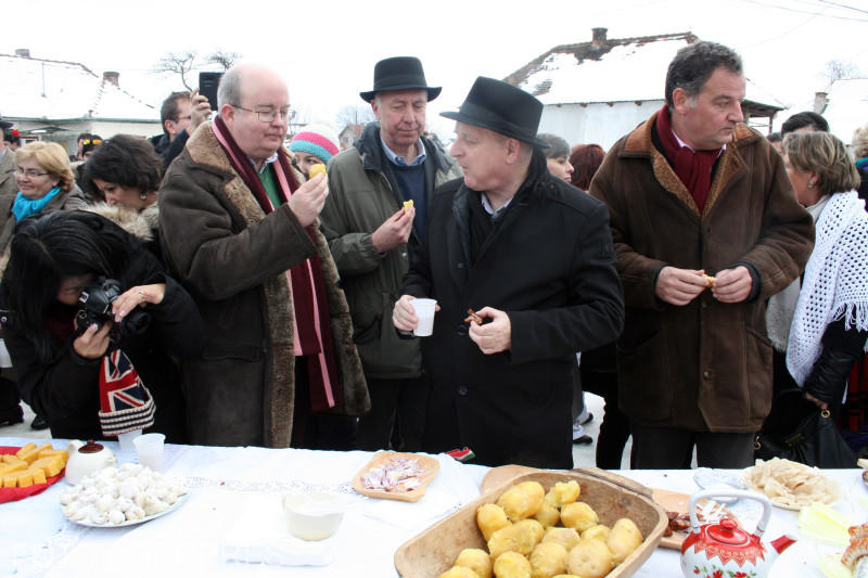 Ambasadorii Paul Brummell (Marea Britanie), Hans Klemm (SUA), Thomas Baekelandt (Belgia) si Botond Zakonyi (Ungaria), la balul de Lasata Secului din Harghita, Foto: Agerpres