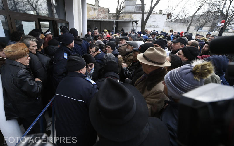 Partile civile din Dosarul Mineriadei, nevoite sa stea in frig, Foto: Agerpres