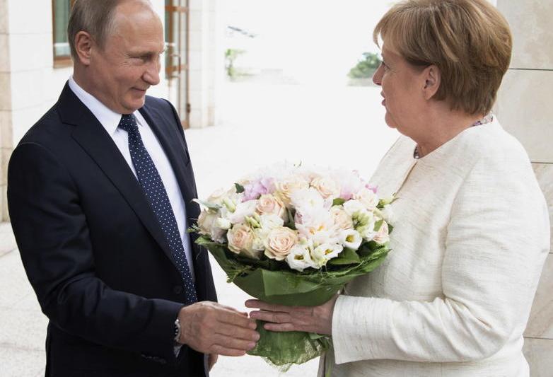 Vladimir Putin o primeste pe Angela Merkel la Soci, Foto: Agerpres/EPA