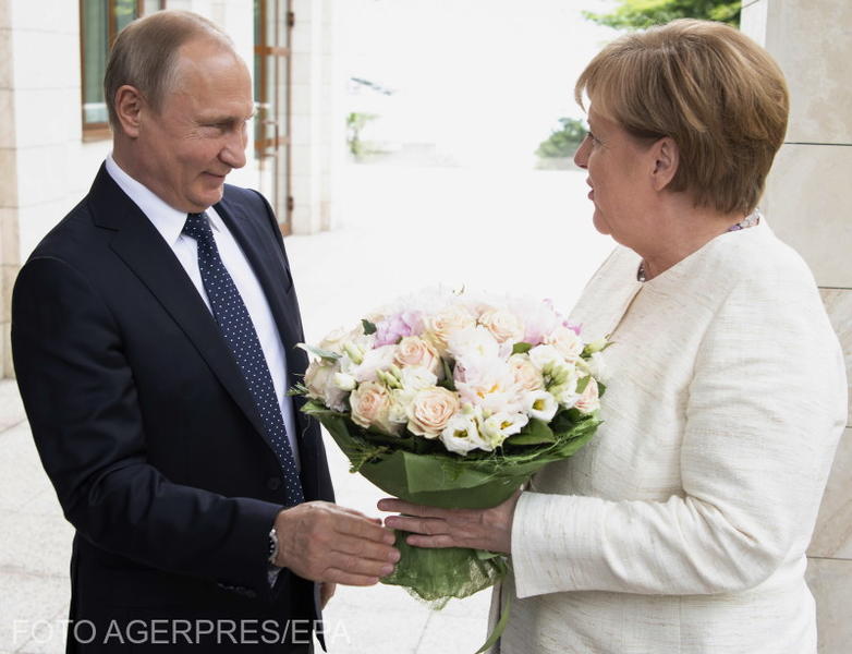 Vladimir Putin o primeste pe Angela Merkel la Soci, Foto: Agerpres/EPA