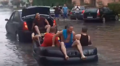 cu slateaua pe strazile inundate din Targu Jiu, Foto: Captura video Facebook