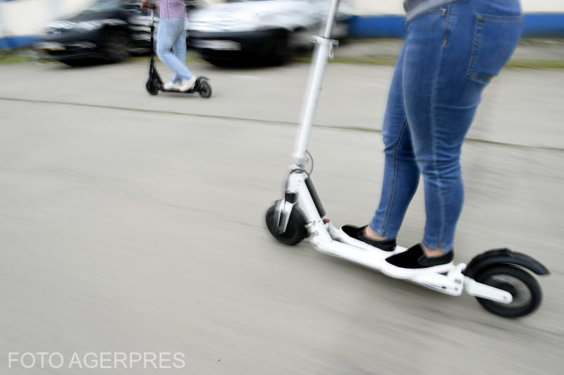 O femeie de naţionalitate străină a murit după ce a căzut de pe trotineta electrică, pe un bulevard din Capitală