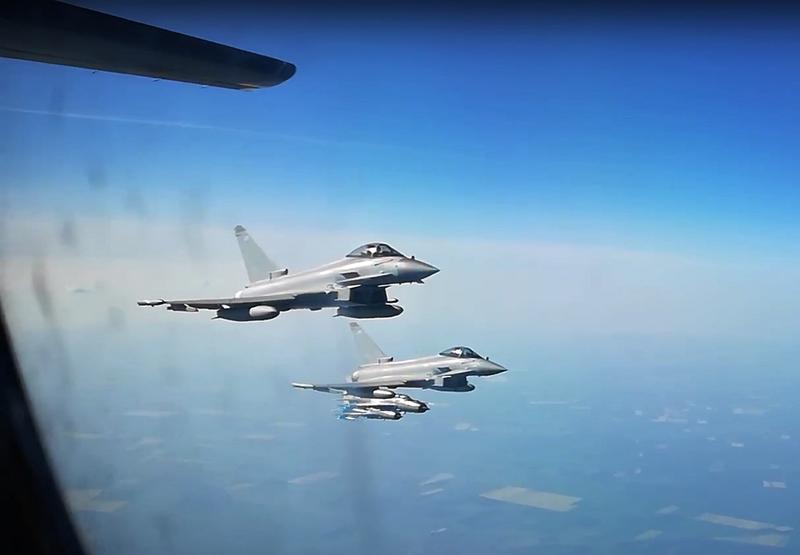 Avioane RAF Typhoons si RoAF MiG 21 executand o interceptare aeriana, Foto: Hotnews