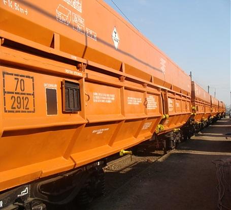 Vagon special de transport minereu de uraniu, Foto: Compania Nationala a Uraniului