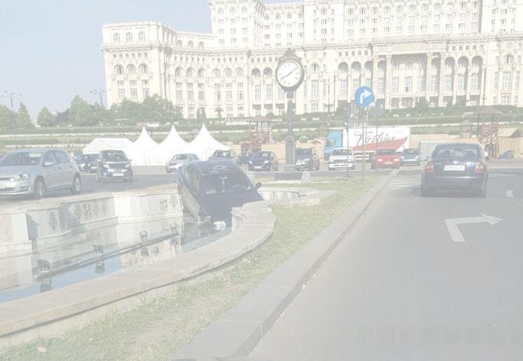 Masina intrata intr-o fantana arteziana, Foto: News.ro