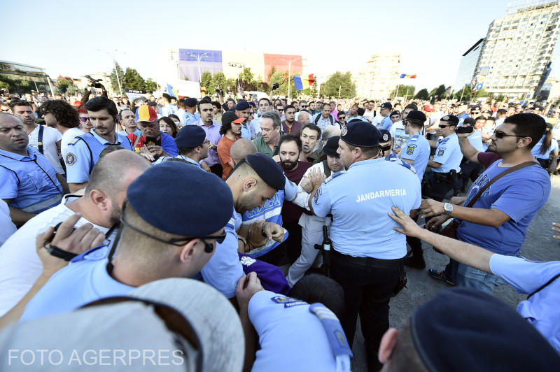 Ciocniri cu jandarmii la protestul anti PSD din Piata Victoriei (20 iunie 2018), Foto: Agerpres