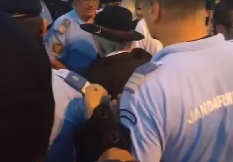 Mihai Sora, inconjurat de jandarmi, Foto: Captura Facebook