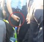 Jandarm agitand un spray cu piper, Foto: Captura Facebook