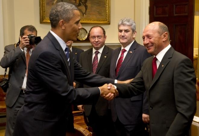Poza in care Obama da mana cu Basescu, Foto: MAE