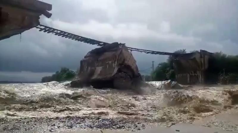 Pod de cale ferata prabusit in urma unei viituri, Foto: Departamentul pentru Situatii de Urgenta