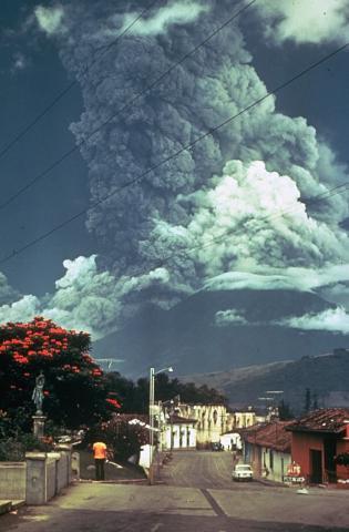 Eruptia vulcanului Fuego din 1974, Foto: Wikipedia