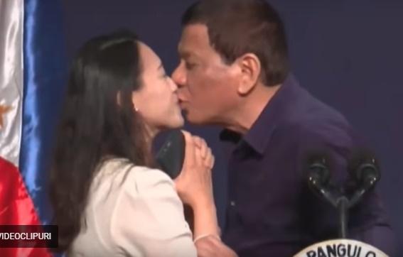 Rodrigo Duterte saruta o tanara filipineza, Foto: Captura YouTube