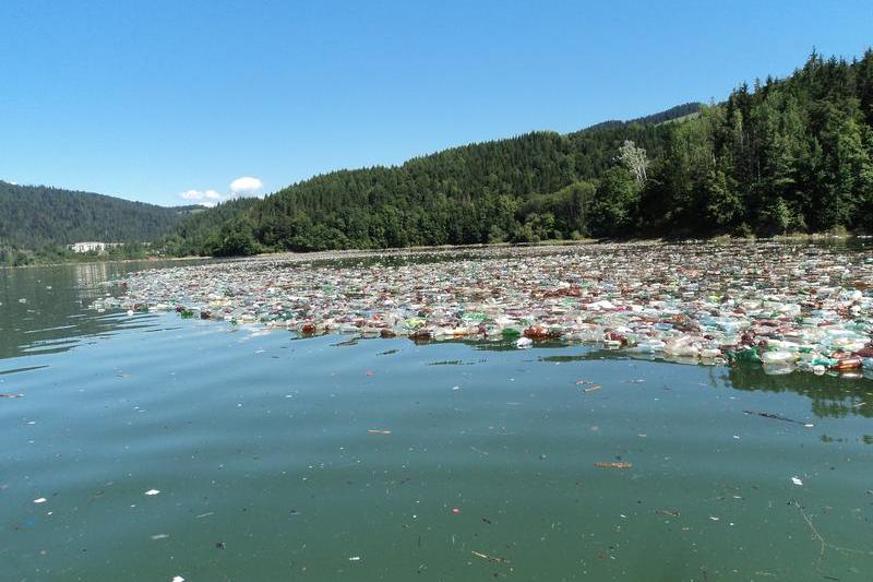 Gunoaie pe lacul Izvorul Muntelui, Foto: Hidroelectrica