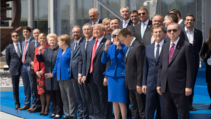 Poza de familie, summit-ul NATO, Foto: NATO.int