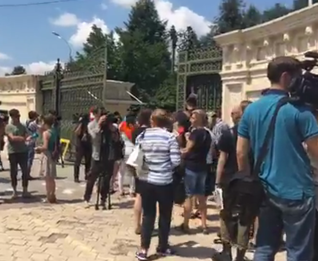 Oameni la coada la poarta sediului CCR, Foto: Captura video rezistenta tv