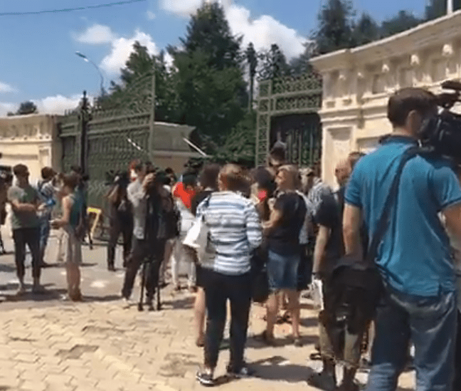 Oameni la coada la poarta sediului CCR, Foto: Captura video rezistenta tv