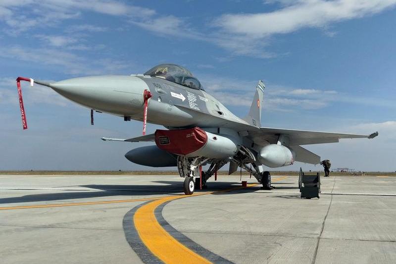 Avion F-16 al Fortelor Aeriene Romane la baza aeriana Borcea, Foto: HotNews.ro / Victor Cozmei