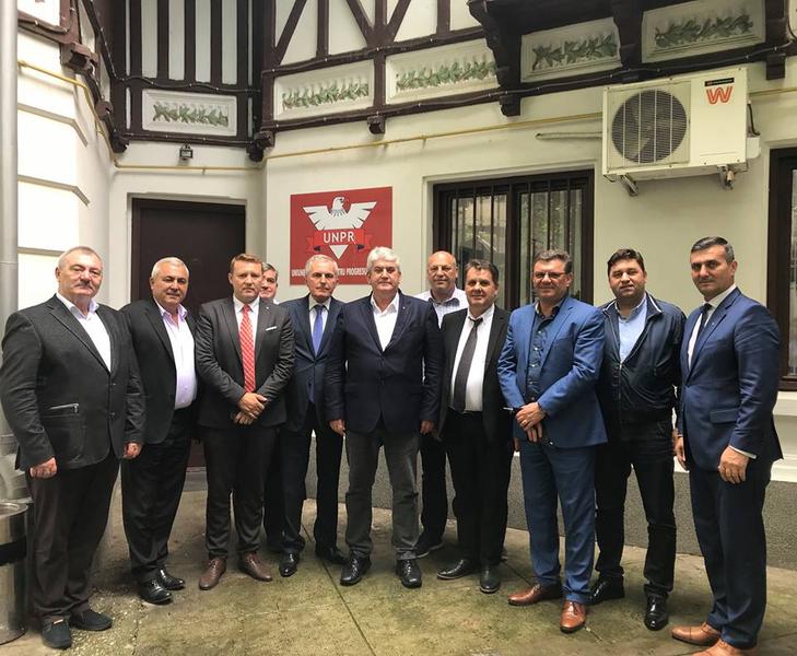 Gabriel Opea cu sindicalistii din Politie, Foto: Facebook/ Gabriel Opea