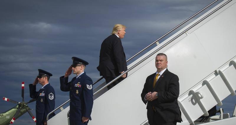 Donald Trump urcand in Air Force One, Foto: U.S. Air Force/ Mariah Haddenham