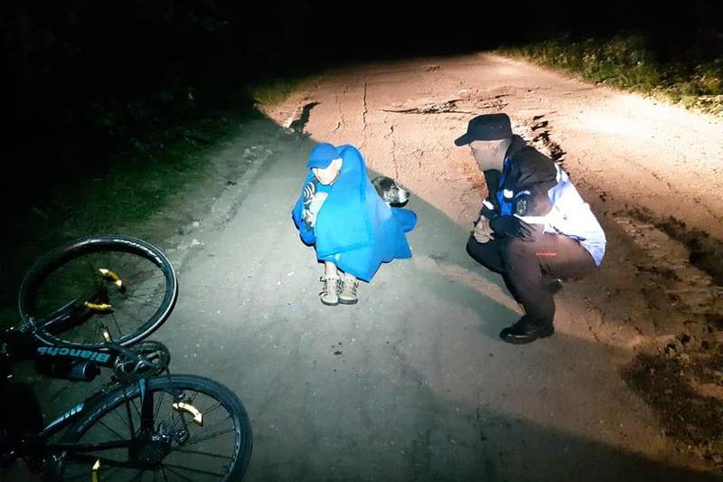 Biciclist ranit, ajutat de un caine, Foto: Jandarmeria Caras Severin