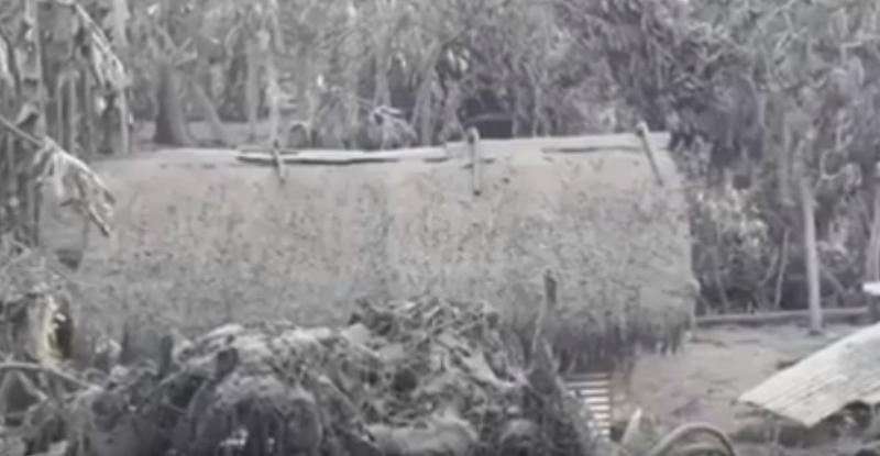 Insula Ambao este acoperita de cenusa vulcanica, Foto: Captura YouTube