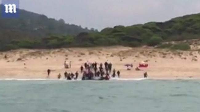 Zeci de migranti sosesc pe o plaja din Spania, Foto: Captura DailyMail